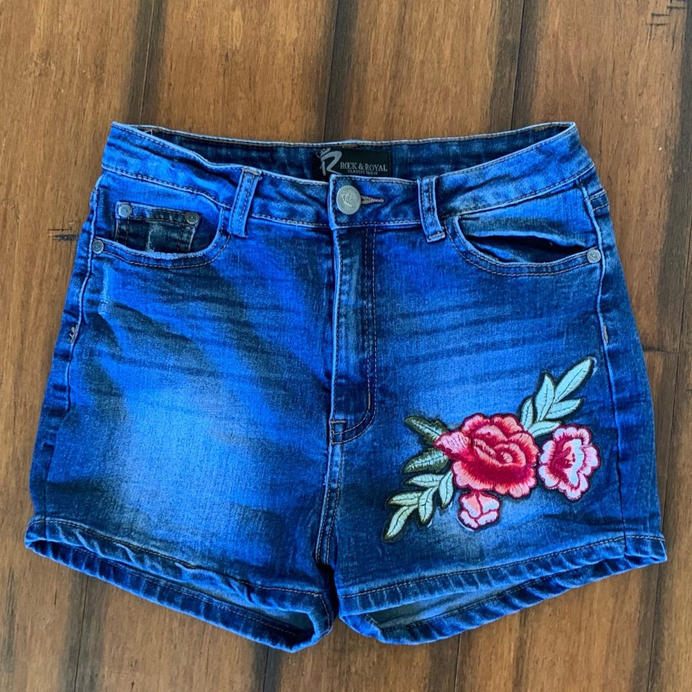 High waist short with flower on it